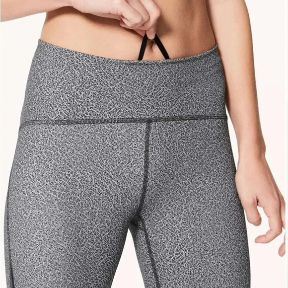 Lululemon sz 6 Train Times Crop (17") Fractal Alpine White Black / Black GUC - Picture 4 of 13